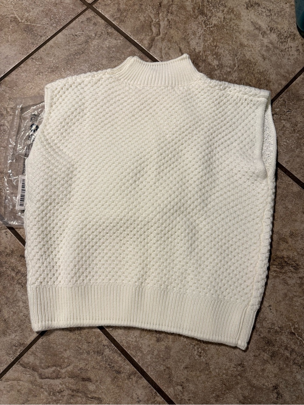 NIB Cream Sleeveless Mock-Neck Knit Vest